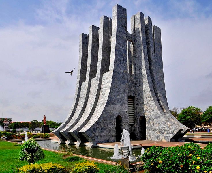 Independence Arch was built by the first president of Ghana, Dr. Kwame Nkrumah in 1961 for Queen Elizabeth II’s visit to Accra. The Arch represents